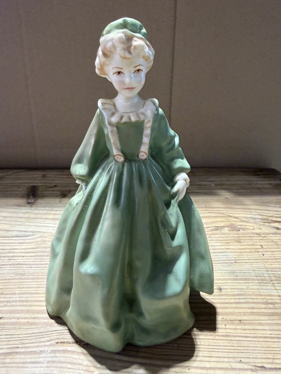 Royal Worcester 3081 Grandmother's Dress